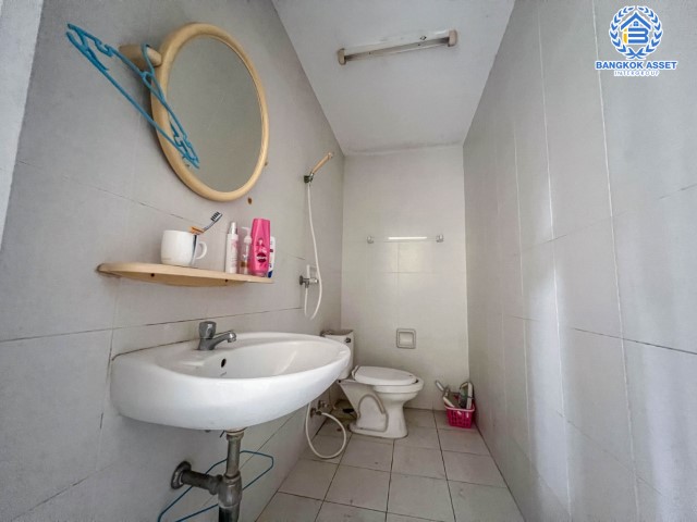 *****บ้านมือสองย่านนนทบุรี ม.วรารมย์ พรีเมี่ยม วัชรพล-จตุโชติ หลังมุม เนื้อที่กว้างขวางถึง 168.4 ตร.ว. ฟังก์ชัน 4 ห้องนอน 4 ห้องน้ำ 4 ที่จอดรถ ตกแต่งสวย พร้อมเข้าอยู่ บนทำเลเชื่อมต่อ ถ.จตุโชติ, ถ.สุขาภิบาล5, ถ.หทัยราษฎร์ ใกล้รถไฟฟ้าสายสีเขียว "สถานีสายหยุด" และทางด่วน "ฉลองรัช"